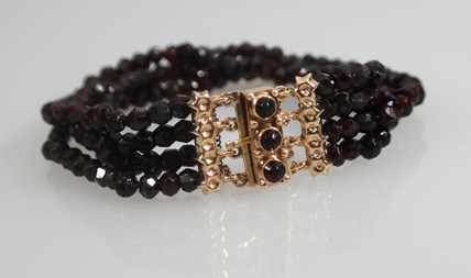Antiek granaten armband met gouden sluiting