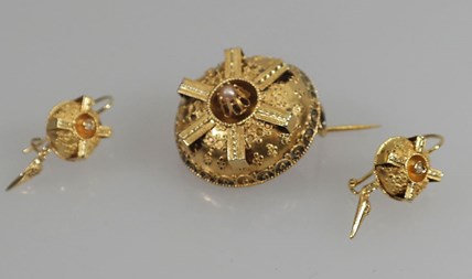 Antieke gouden broche met oorbellen