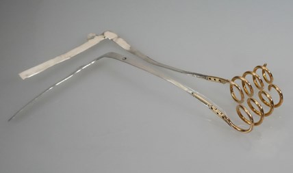 Antiek zilveren oorijzer met gouden krullen Arnemuiden