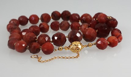 Antieke ketting van karneool met gouden sluiting