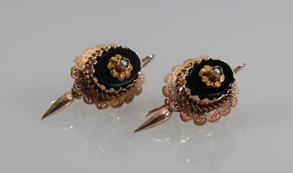 Antieke gouden streekdracht oorbellen met onyx 