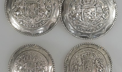 Verkocht! Broek en klepstukken zilver Zeeland