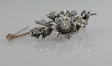 Antieke zilver met gouden takbroche bezet met diamant