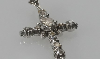 Antiek zilveren kruishanger met diamant