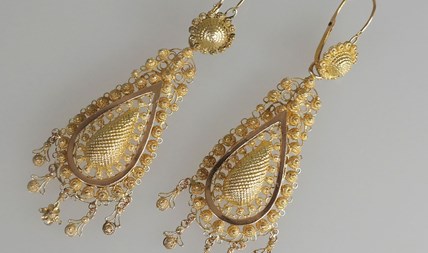 Verkocht! Antieke gouden oorbellen streekdracht Brabant