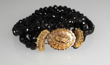 Antiek granaten ketting met gouden sluiting