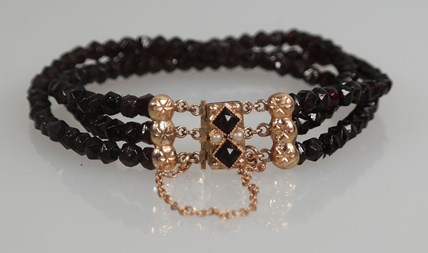 Verkocht! Antiek granaten armband met gouden sluiting